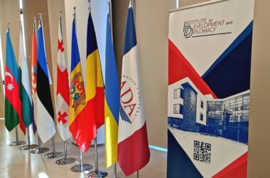Aserbaidžaani Arengu ja Diplomaatia Instituut korraldas koostöös Eesti Diplomaatide Kooliga ja Ukraina Diplomaatilise Akadeemiaga töötoa tõstmaks diplomaatiliste akadeemiate koolituste taset.