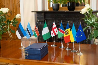 21 õpilast 8. riigist lõpetas Eesti Diplomaatide Kooli